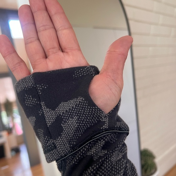 Lululemon “Run Briskly” 1/2 Zip
Incognito Camo Black size 4 - Picture 5 of 7